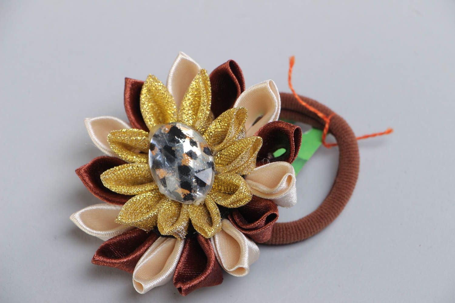 Brauner Haargummi mit Blume aus Atlasbändern Kanzashi Technik handmade foto 2