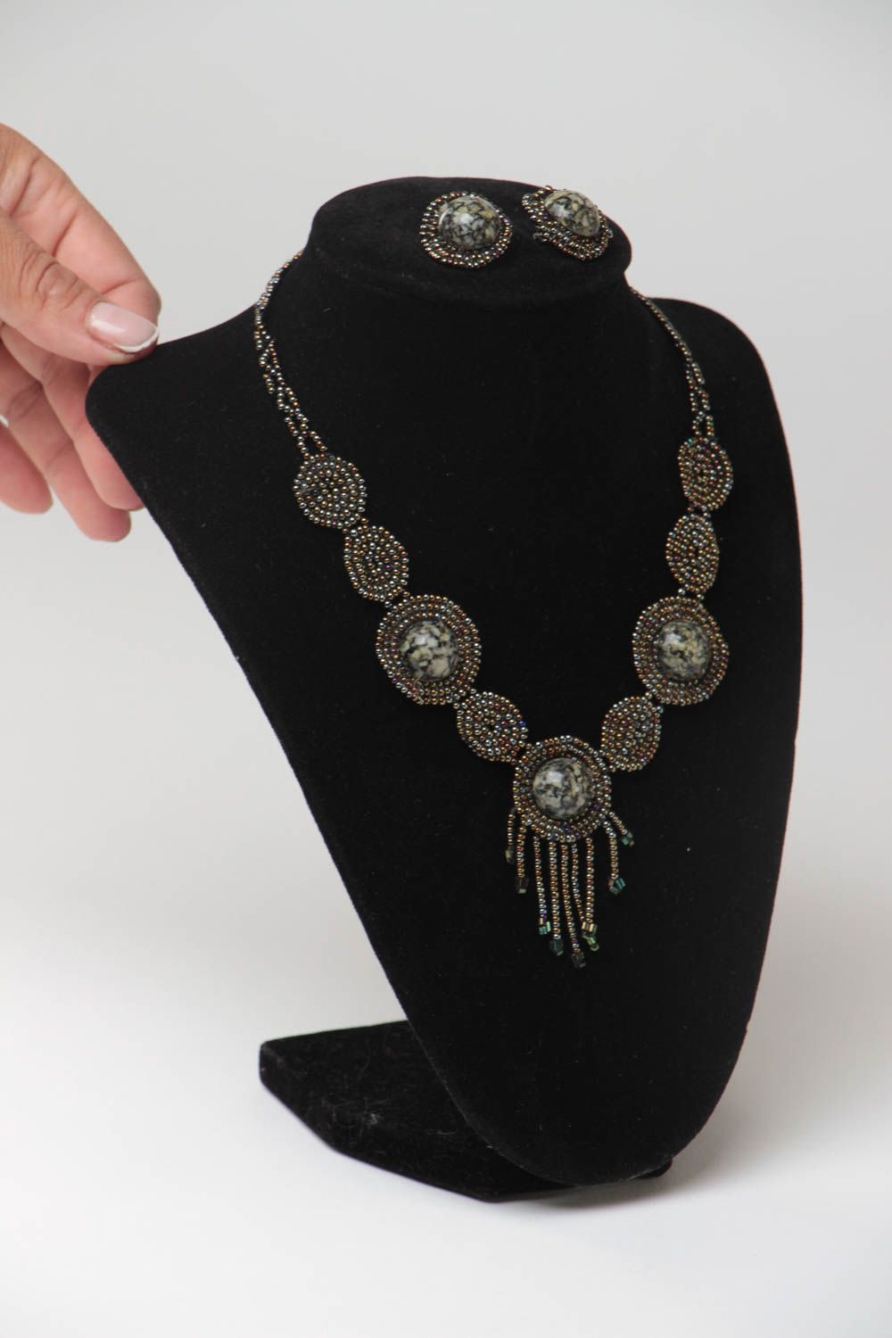 Boucles d'oreilles et collier artisanaux en perles de rocaille faits main photo 5