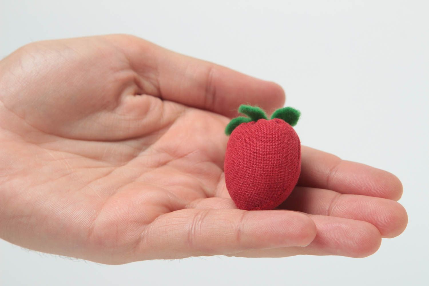 Декоративная мягкая игрушка клубничка ручной работы из  фетра и льна фото 5