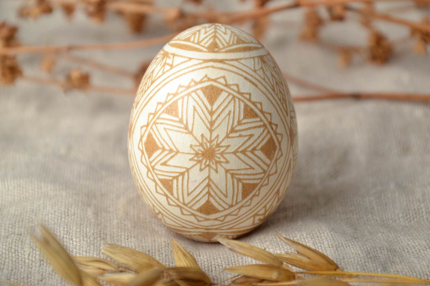 Пасхальное яйцо в технике травления уксусом с традиционной символикой фото 1