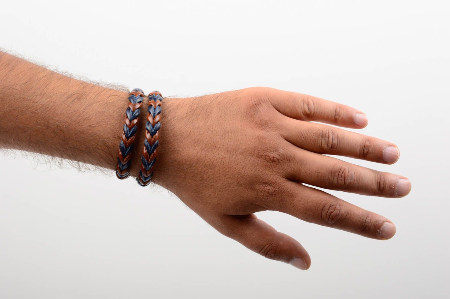 Bracelet en cuir naturel fait main  couleur brune et bleue tressé avec métal photo 5