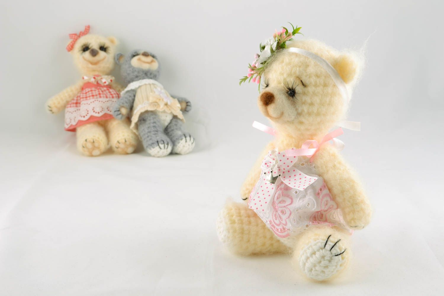 Gehäkeltes Kuscheltier Bär in rosa Kleid foto 5