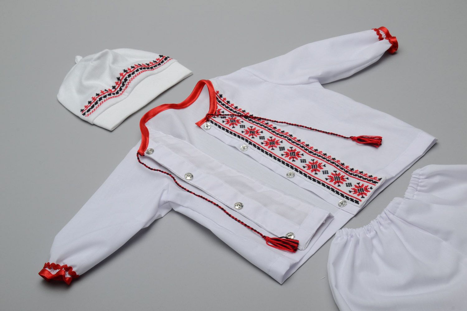 Этнический набор одежды для мальчика вышиванка штаны пояс шапочка пинетки и пояс фото 2