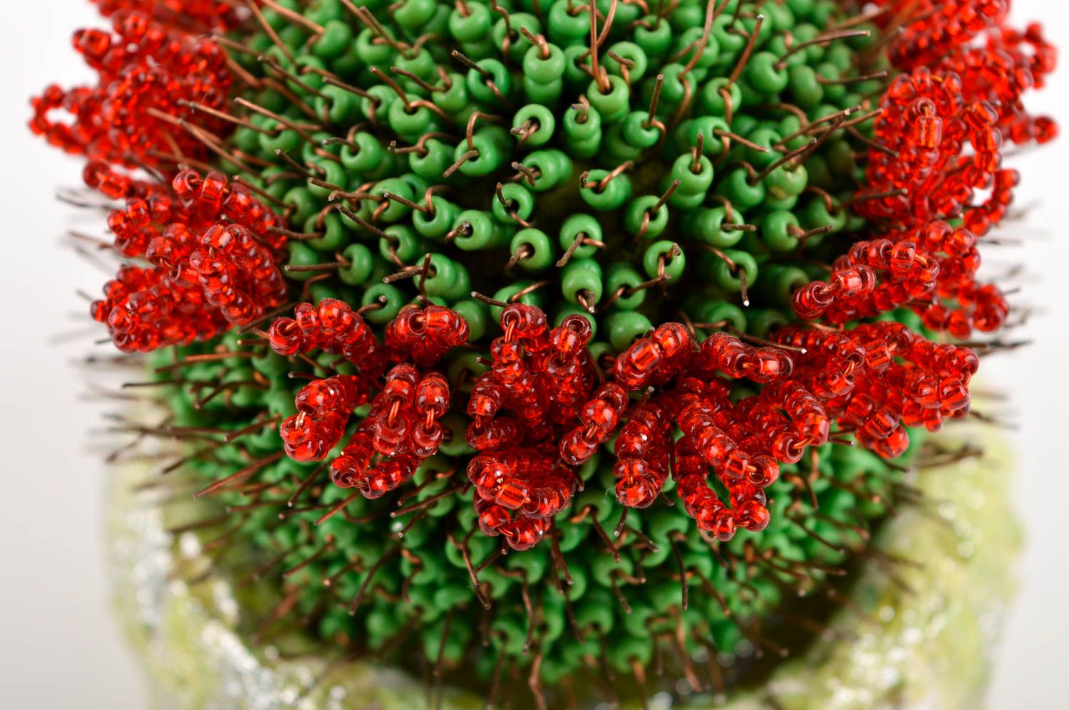 Planta decorativa hecha a mano arreglo con flores artificiales adorno de mesa foto 4