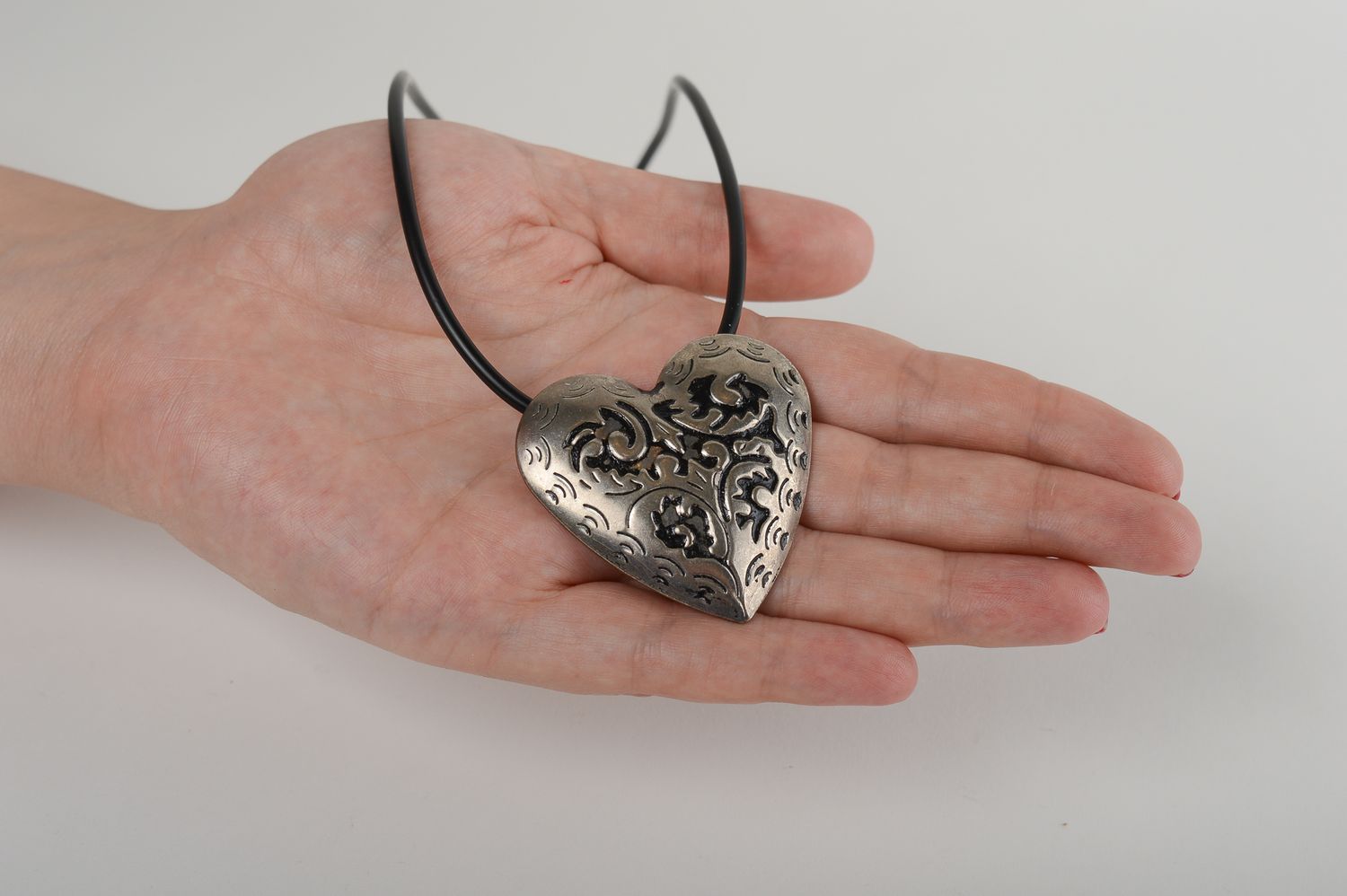 Handmade heart pendant metal jewelry for women metal pendant for girls photo 5