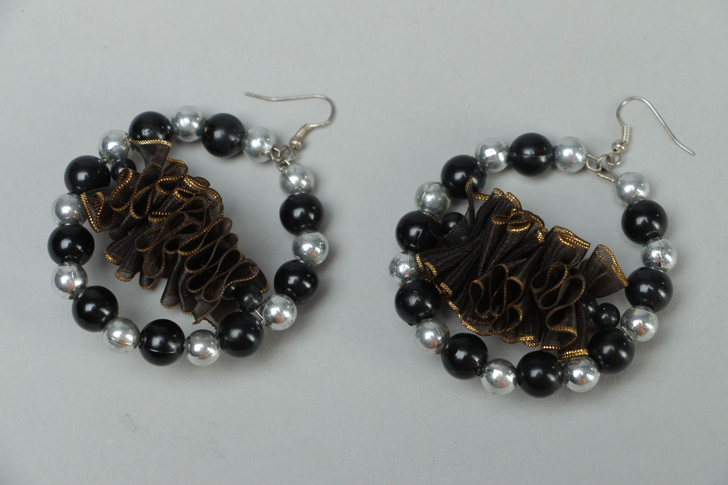 Grandes boucles d'oreilles pendantes en perles fantaisie et ruban faites main photo 1