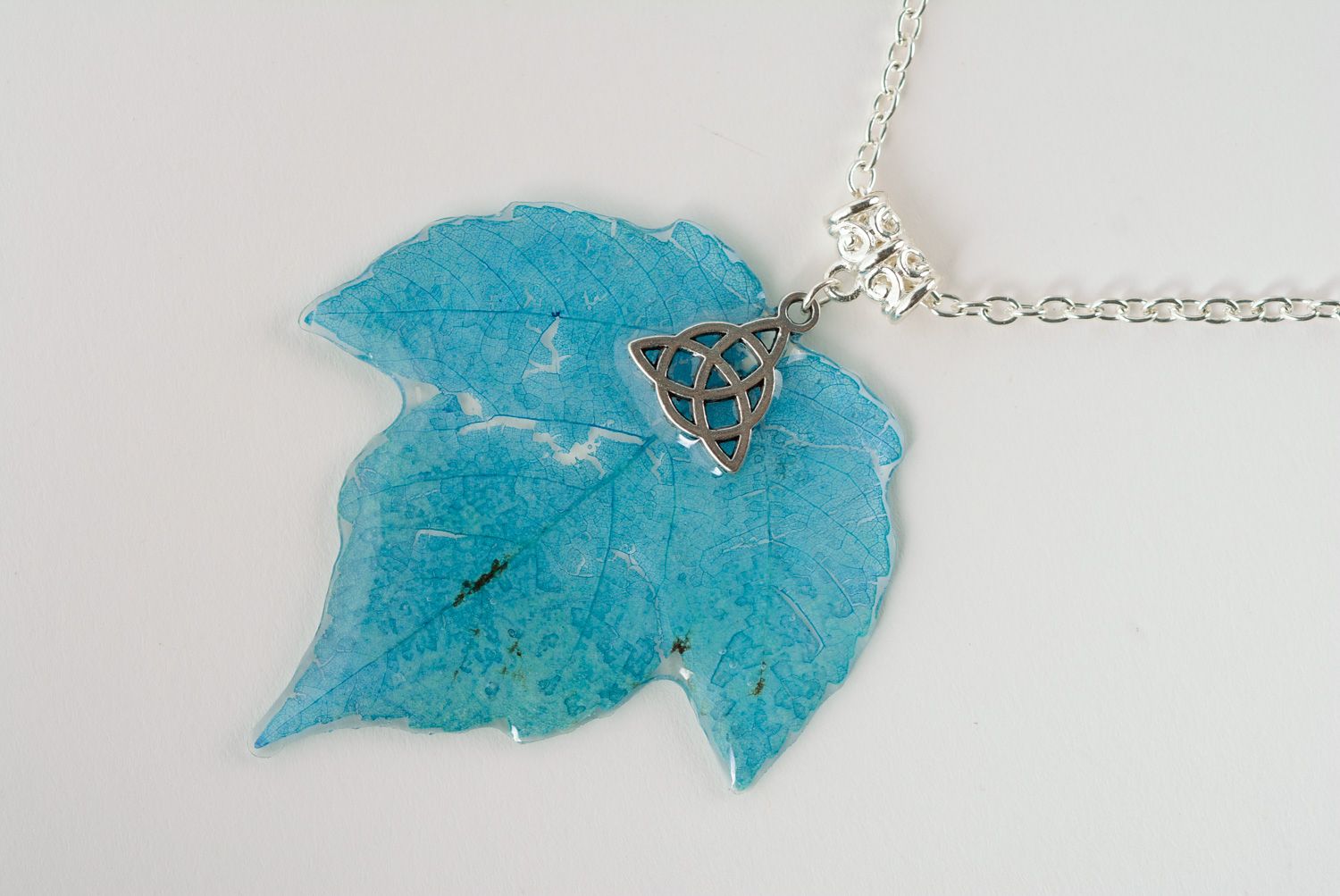 Blue handmade pendant with leaf coated with epoxy and equipped with long chain photo 1