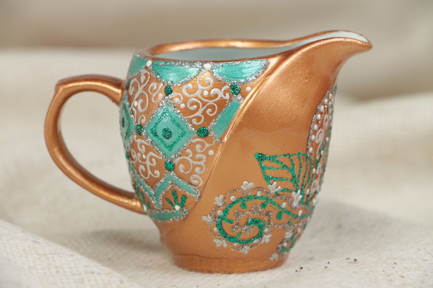 Jarra cerámica artesanal para leche pintada con acrílicos de volumen de 100 ml foto 5
