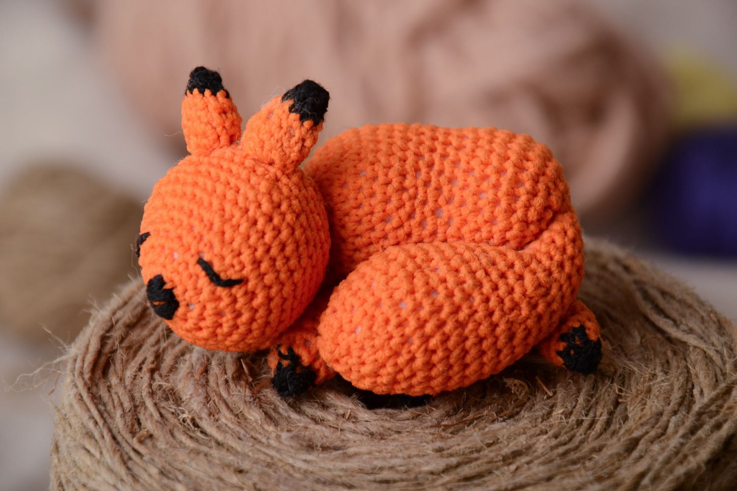 Petit jouet décoratif tricoté mou fait main en forme de renard roux mignon photo 1