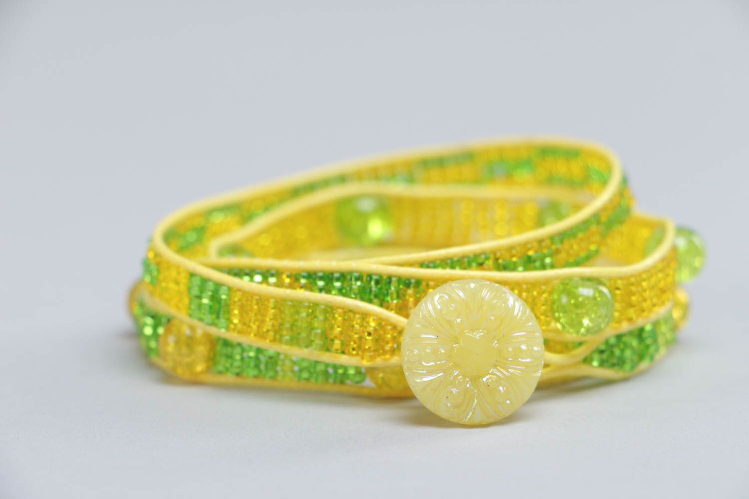 Bracelet en perles de rocaille et verre brisé large fait main jaune-vert photo 3