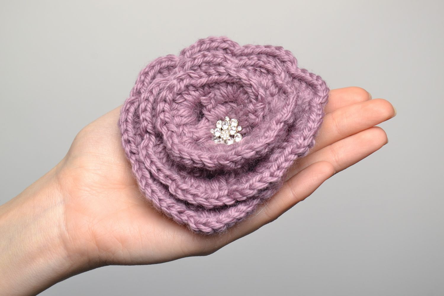 Broche fleur tricotée en laine faite main photo 1