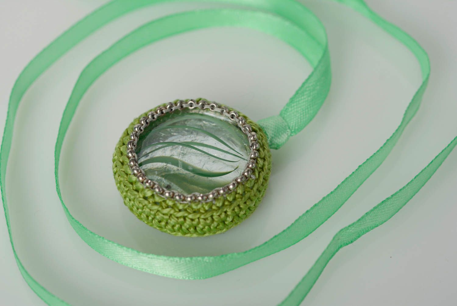 Handmade green glass button pendant crochet over with cotton threads and equipped with ribbon photo 1