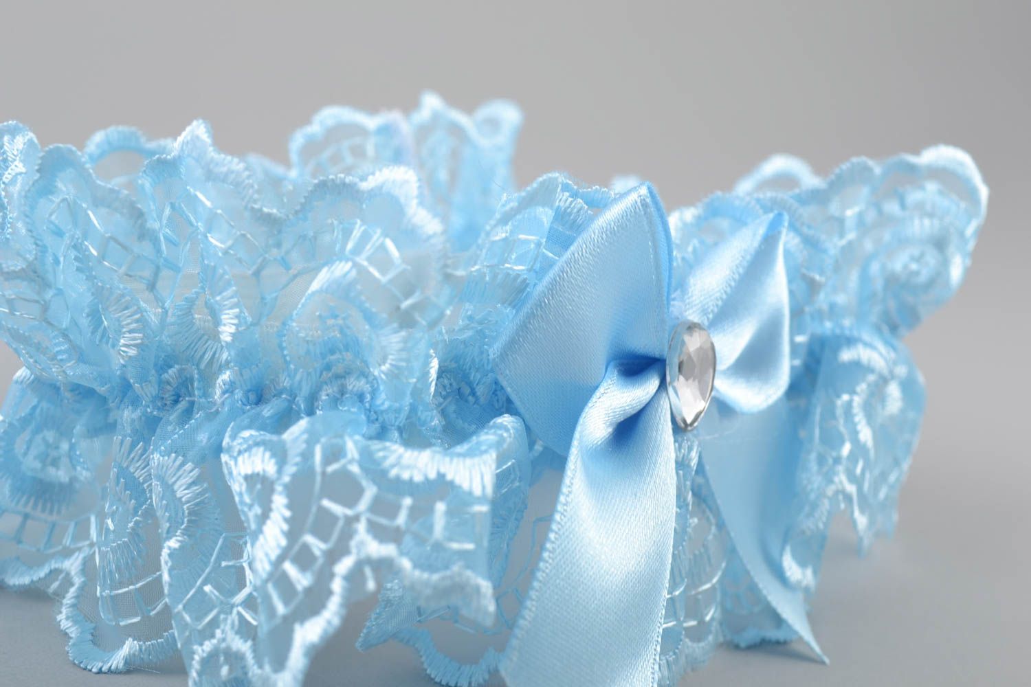 Свадебная подвязка невесты голубая красивая кружевная стильная ручной работы фото 4