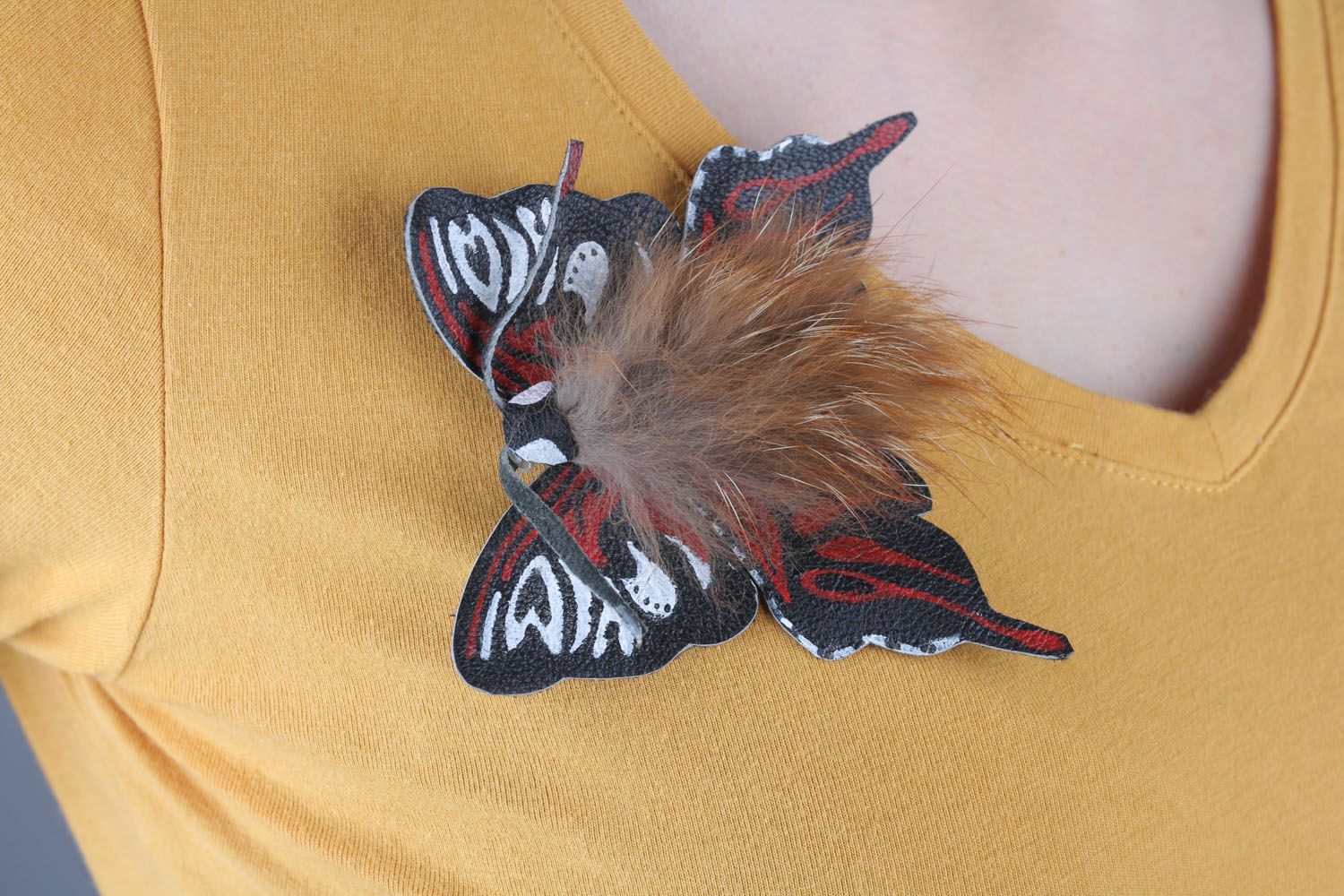 Broche papillon en cuir faite main photo 1