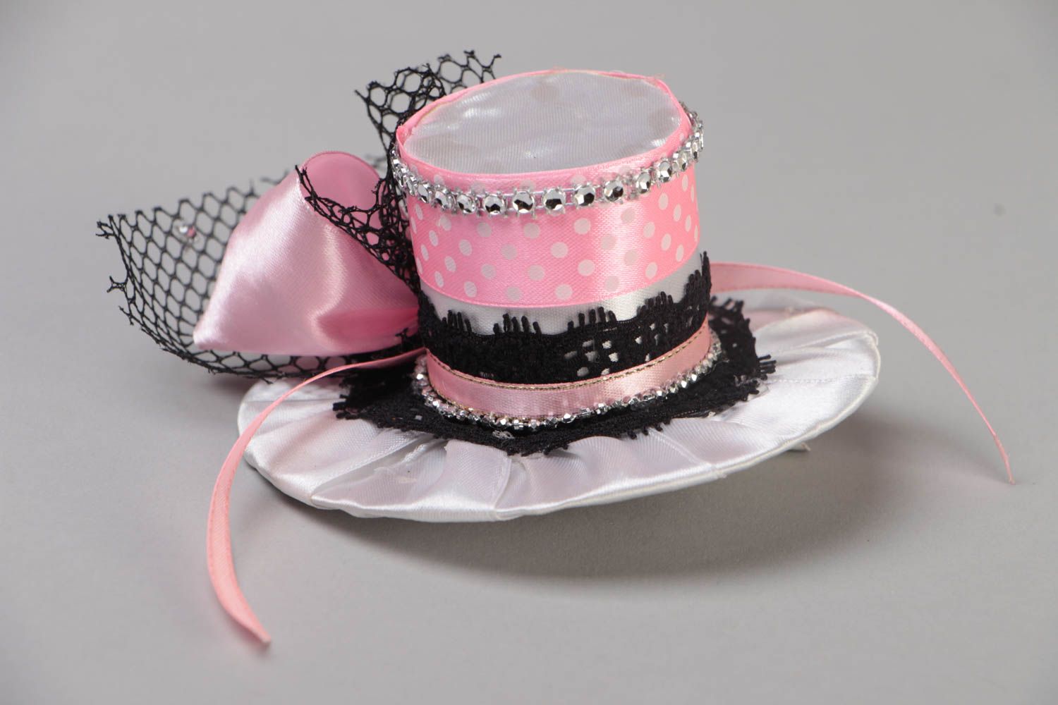 Объемная заколка для волос в виде шляпки ручной работы розовая с сеточкой фото 3