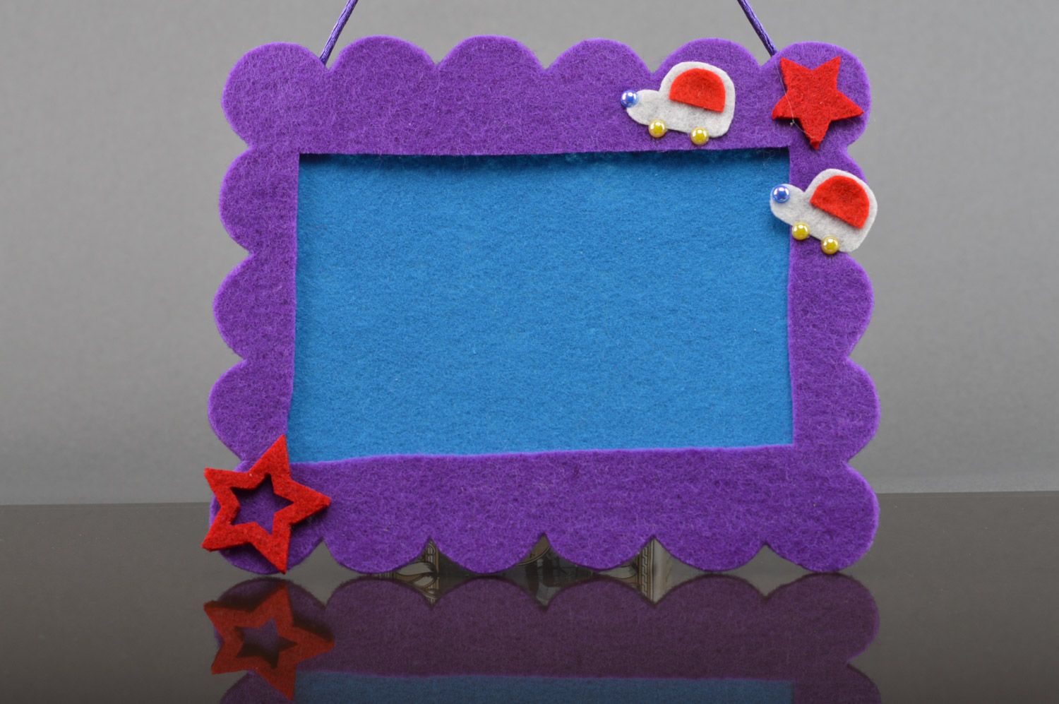 Marco de fotos artesanal de fieltro para pared de cuarto infantil violeta foto 2