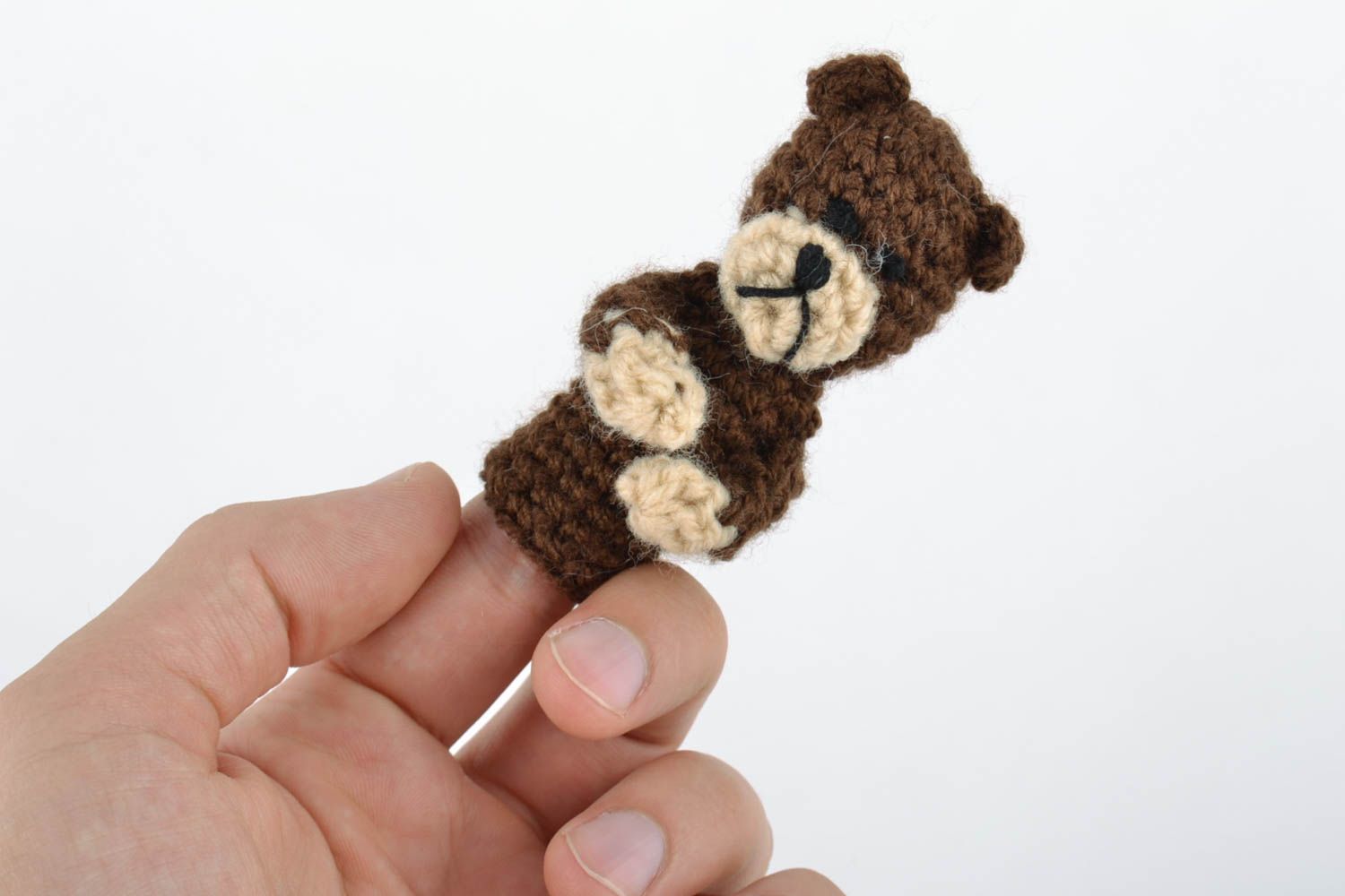 Marionnette à doigts ourson brun tricotée théâtre pour enfant faite main  photo 2