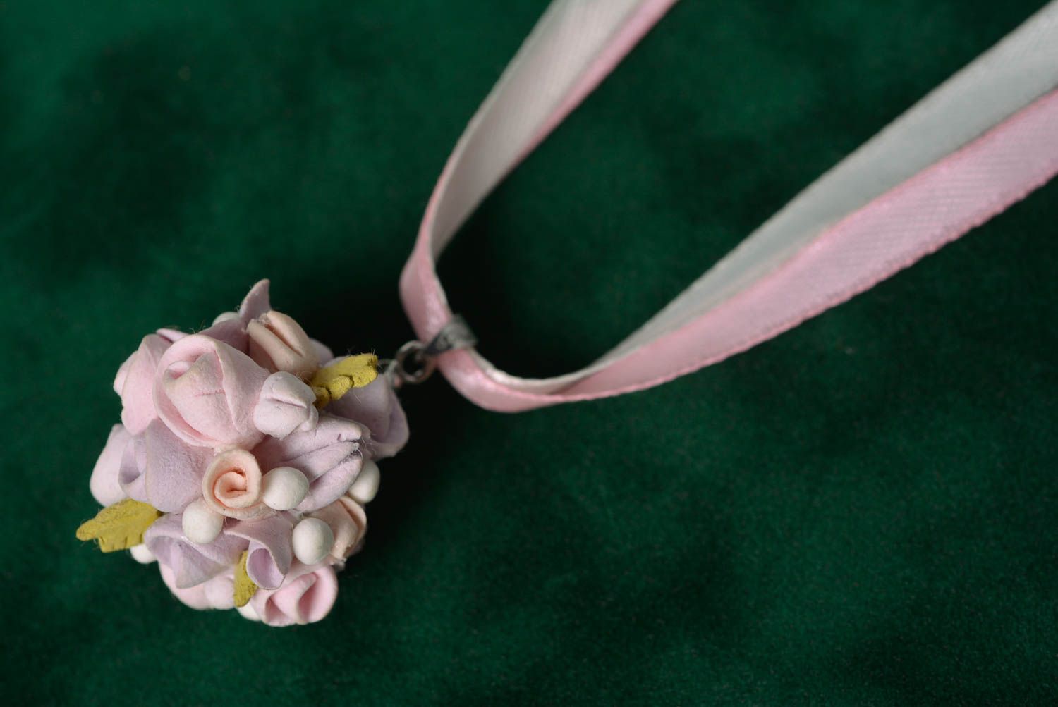 Pendentif en pâte polymère avec fleurs roses tendres sur ruban fait main photo 5
