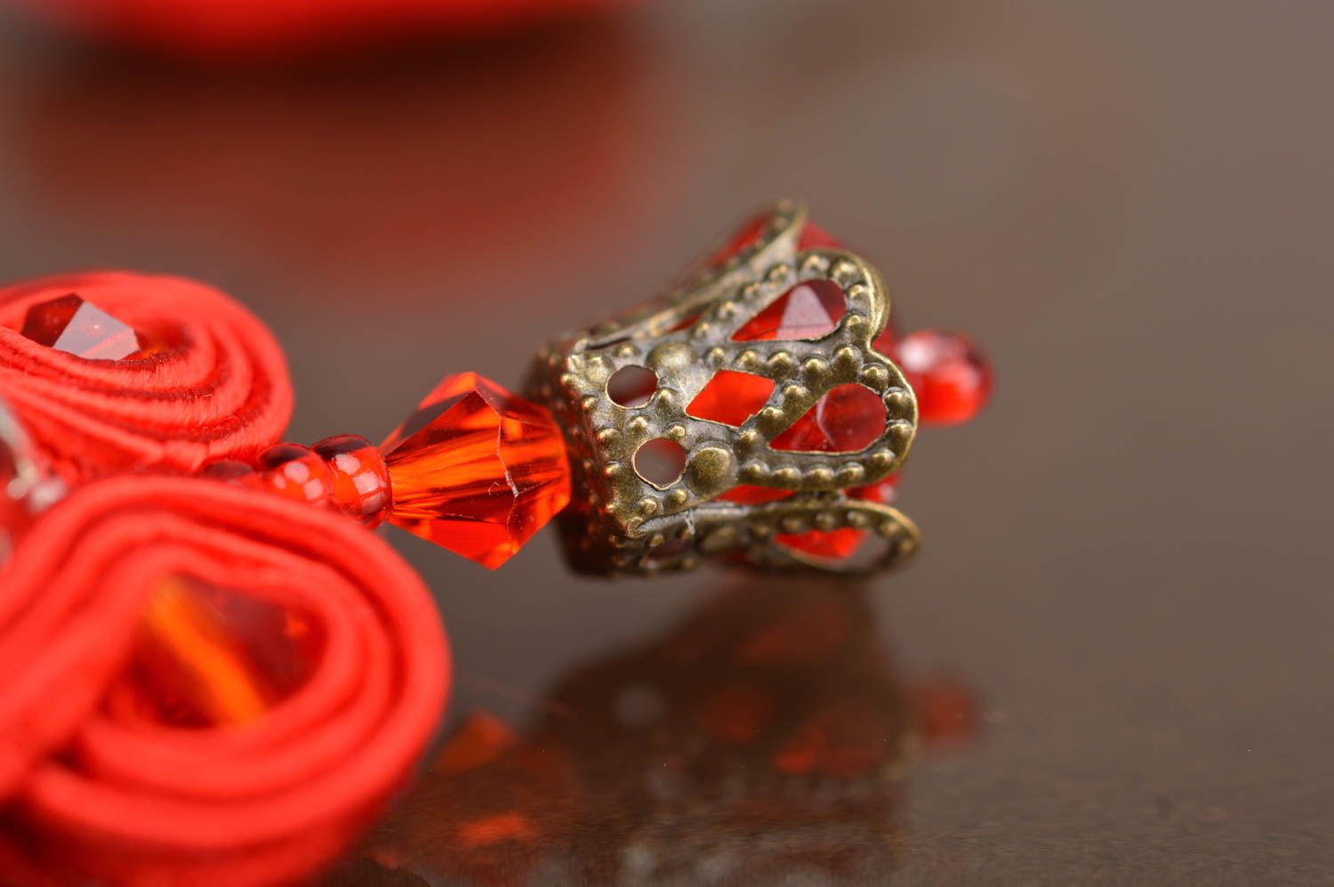Boucles d'oreilles soutache avec perles fantaisie faites main rouges pendantes photo 4