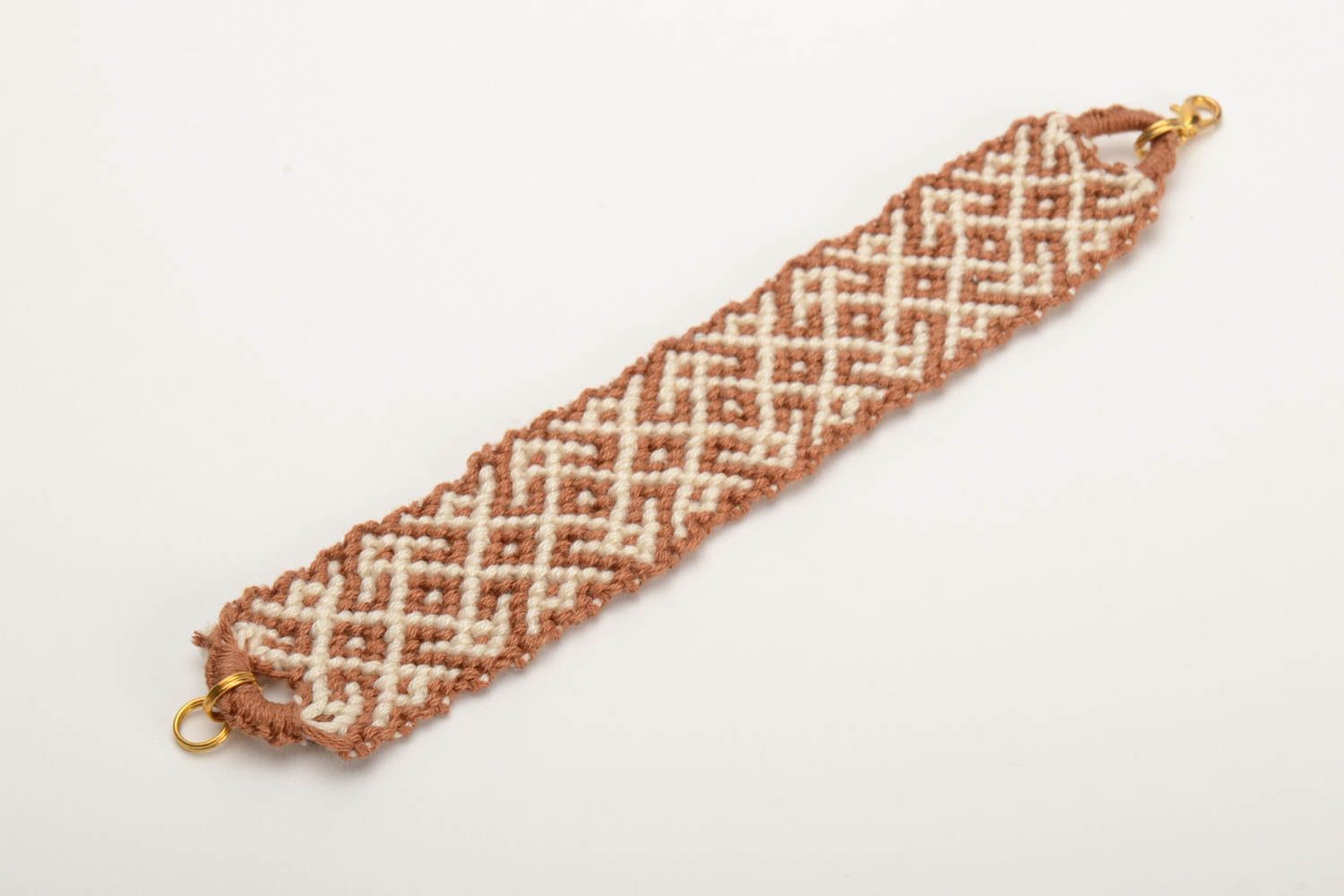 Плетеный браслет из ниток мулине ручной работы широкий красивый бело-коричневый фото 4