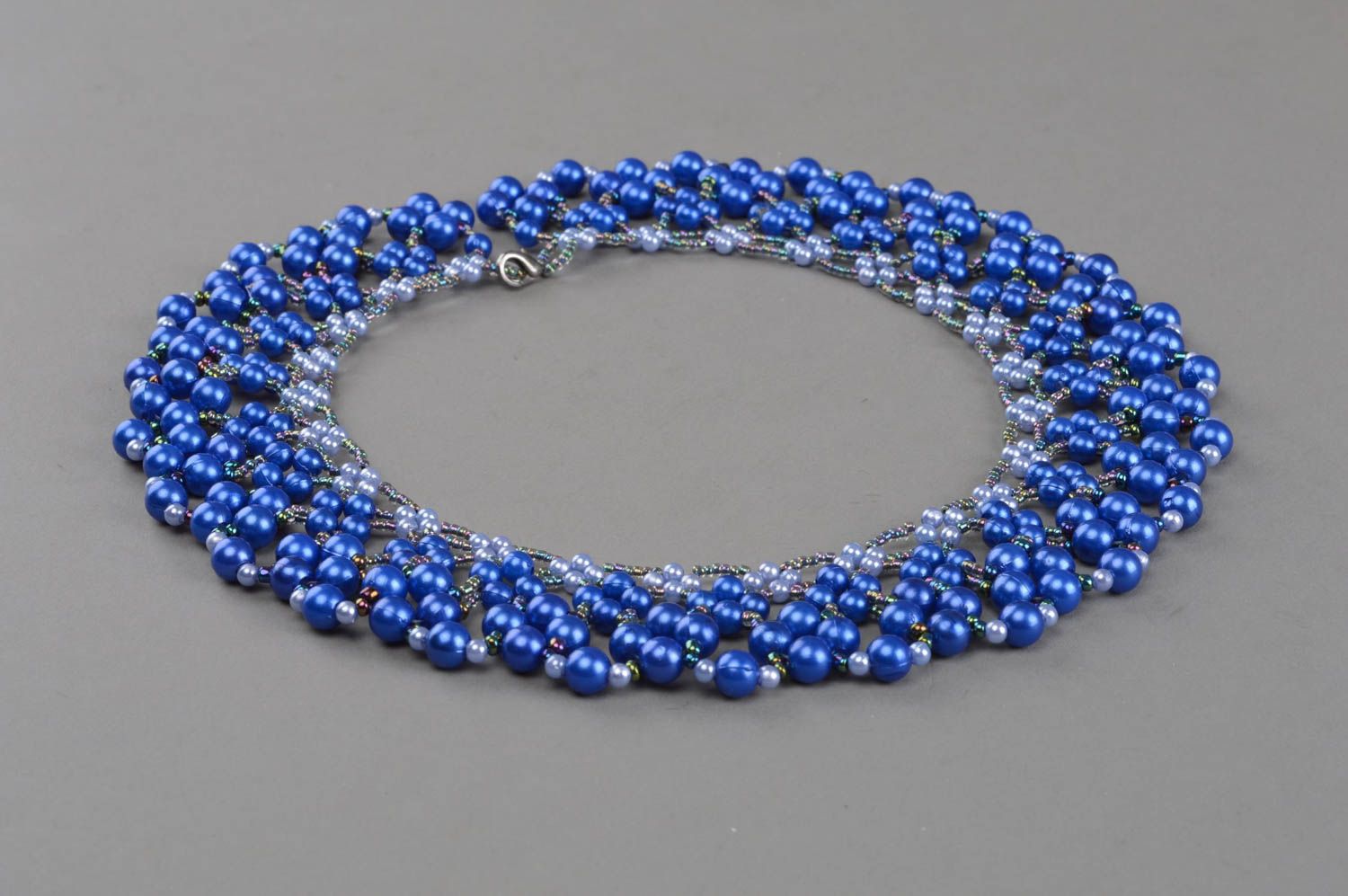 Ожерелье из бисера и бусин плетеное ручной работы авторское красивое синее фото 2