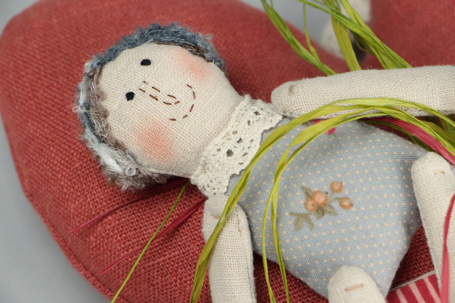 Bambola con cuore fatta a mano in stoffa pupazzo di pezza per interni foto 1
