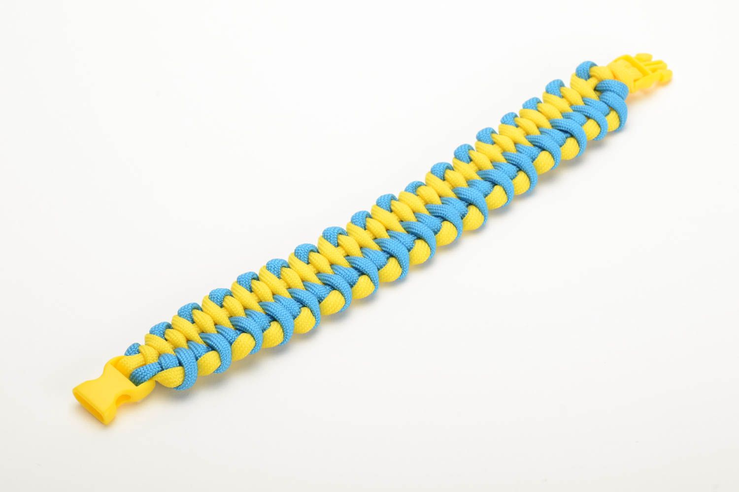 Geflochtenes Armband aus Paracord Schnur künstlerisch in Blau und Gelb breit foto 4