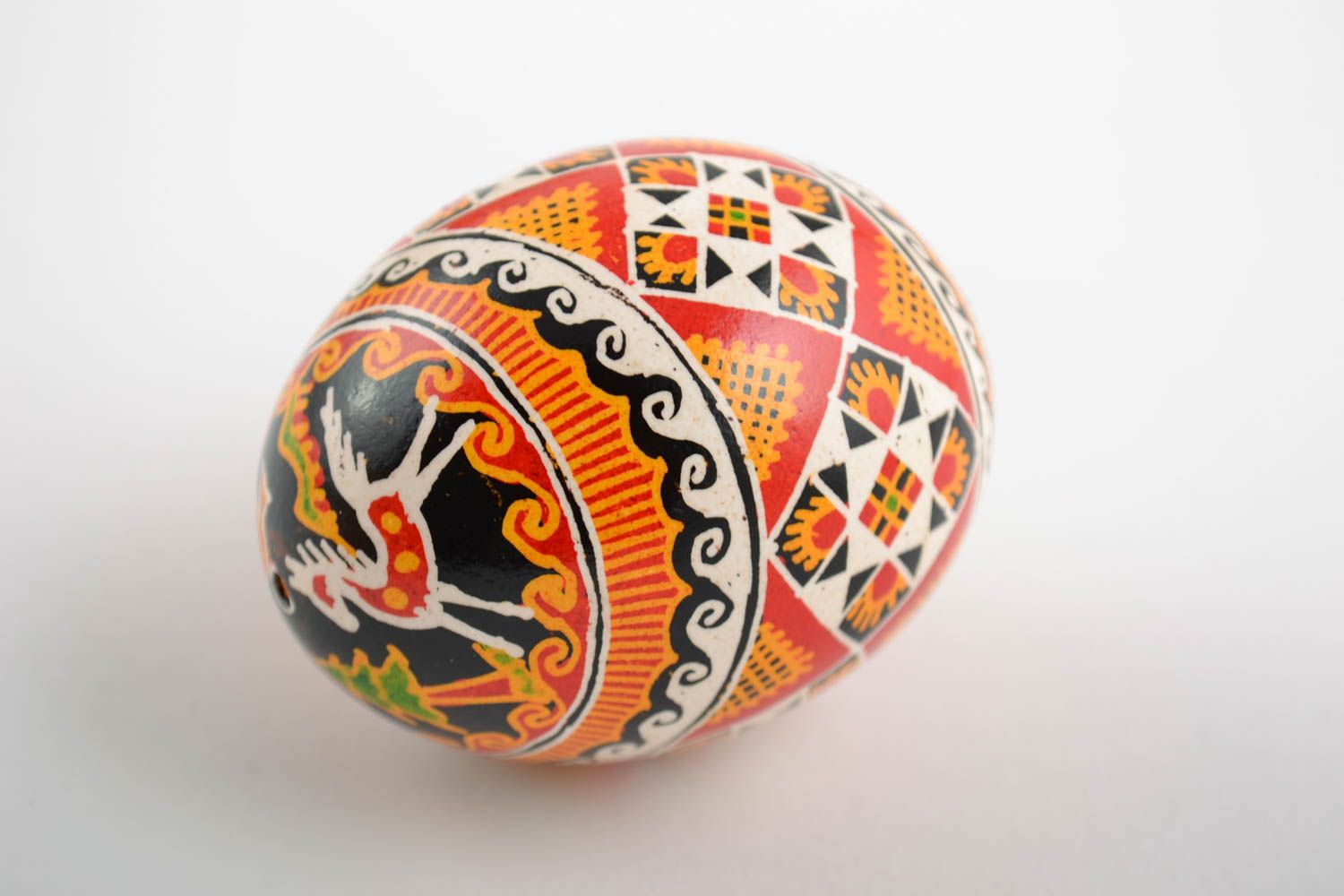 Huevo de Pascua hecho a mano pintado con acrílicos hermoso con motivos populares foto 4