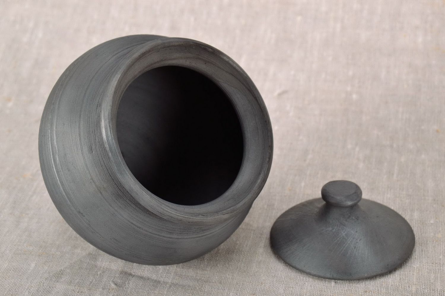 Pote de cerâmica com pire e tampa foto 4