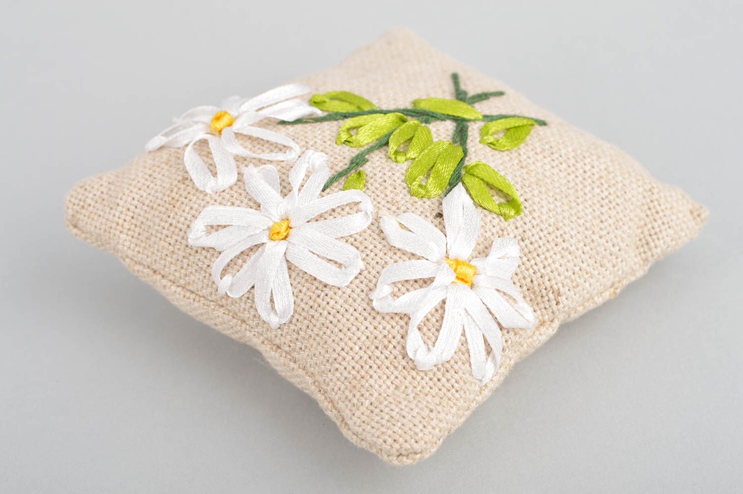 Мягкая подушечка из натуральной ткани для декора дома с вышивкой лентами  фото 5