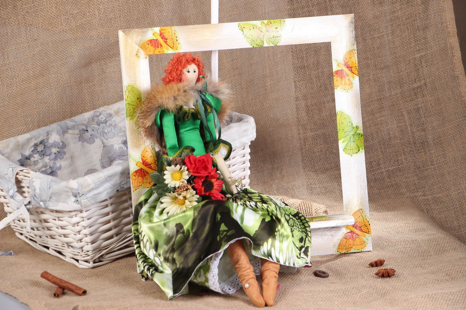 Кукла в рамке на подставке текстильная фото 5