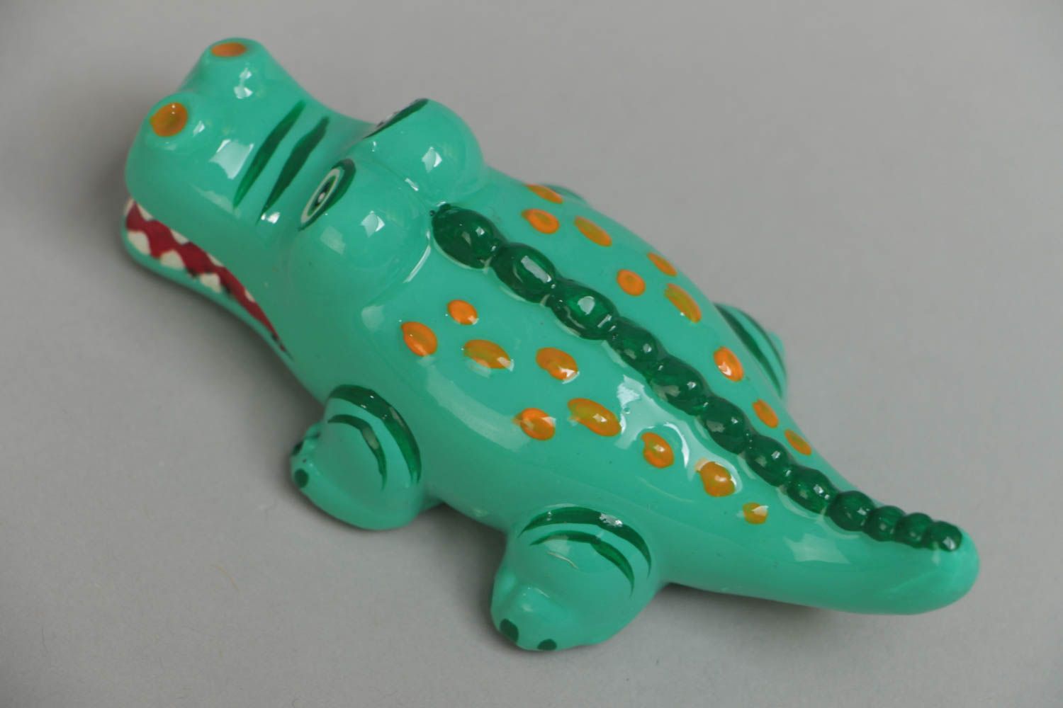 Зеленая гипсовая статуэтка в виде крокодила расписанная акриловыми красками ручной работы фото 4
