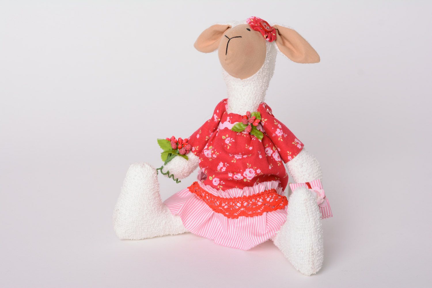 Petite peluche décorative en tissu éponge blanche en robe rouge faite main photo 5