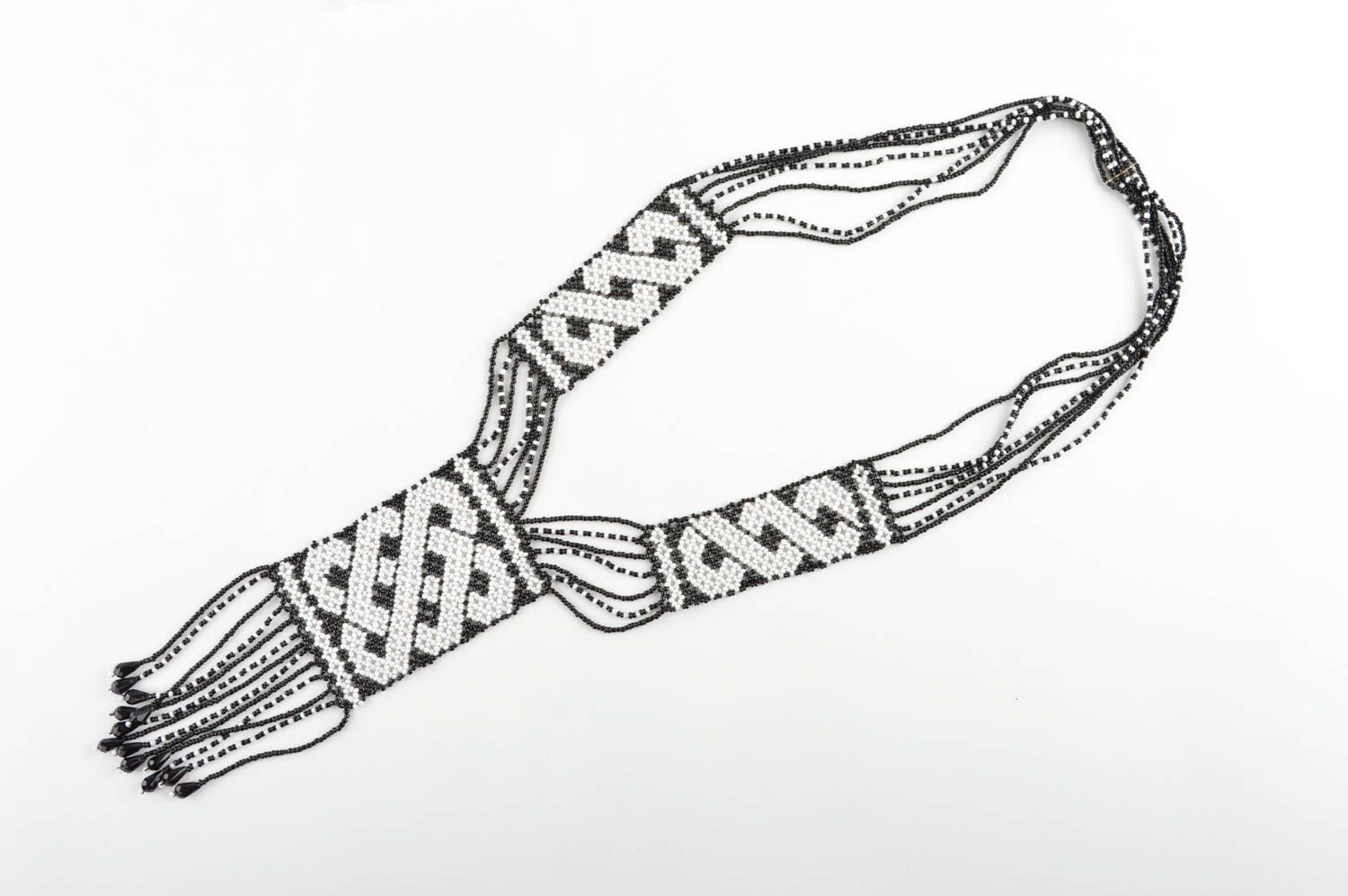 Колье из бисера украшение ручной работы гердан из бисера черный с белым фото 2