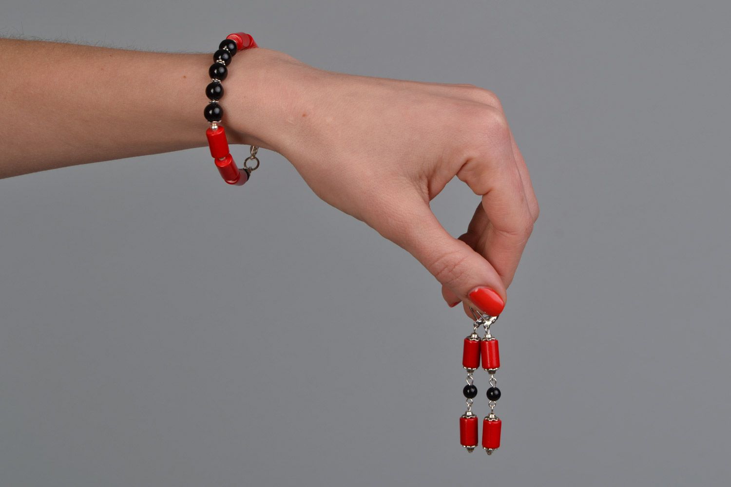 Ensemble de bracelet et boucles d'oreilles rouge et noir en pierres fait main photo 2