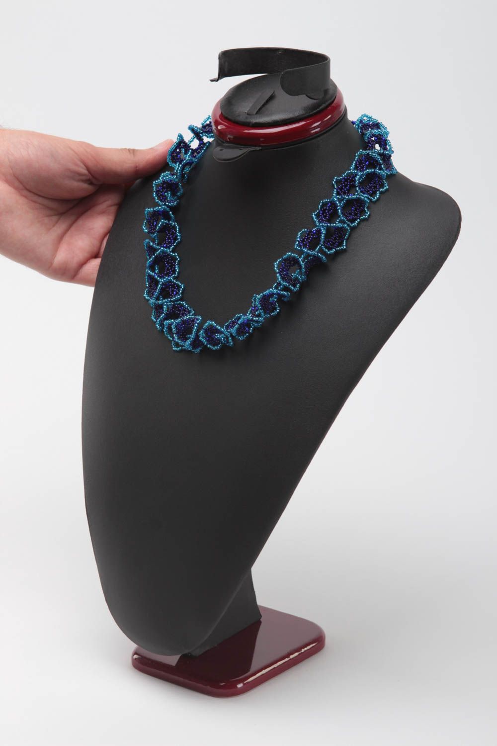 Ожерелье из бисера ручной работы красивое женское в синих тонах авторское фото 5