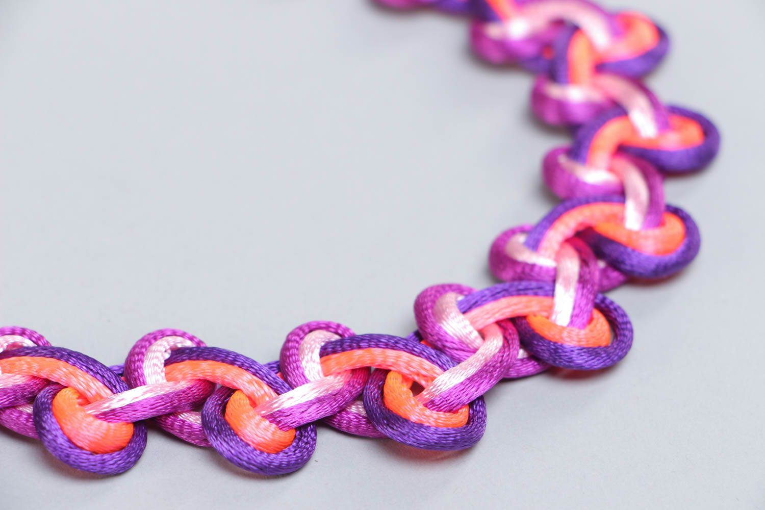 Traumhaftes lila Collier aus Textil Schnüren handmade grell für Sommer für Frauen foto 3