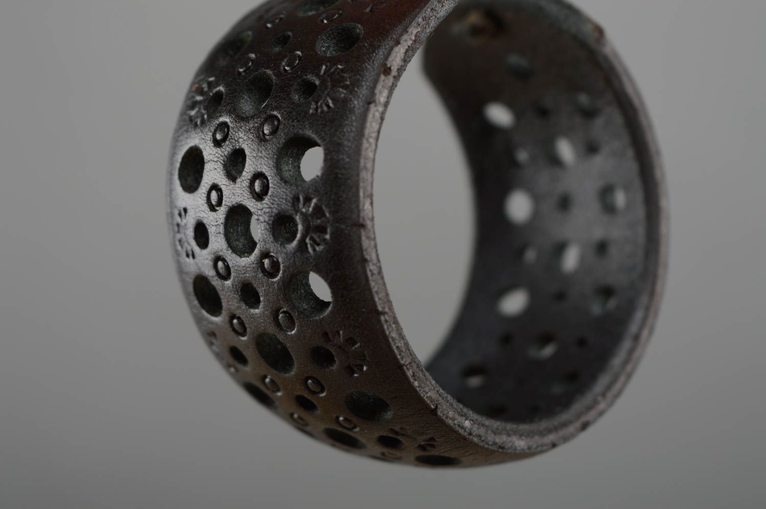 Bracelet fait main de vrai cuir noir large accessoire matériaux naturels photo 5