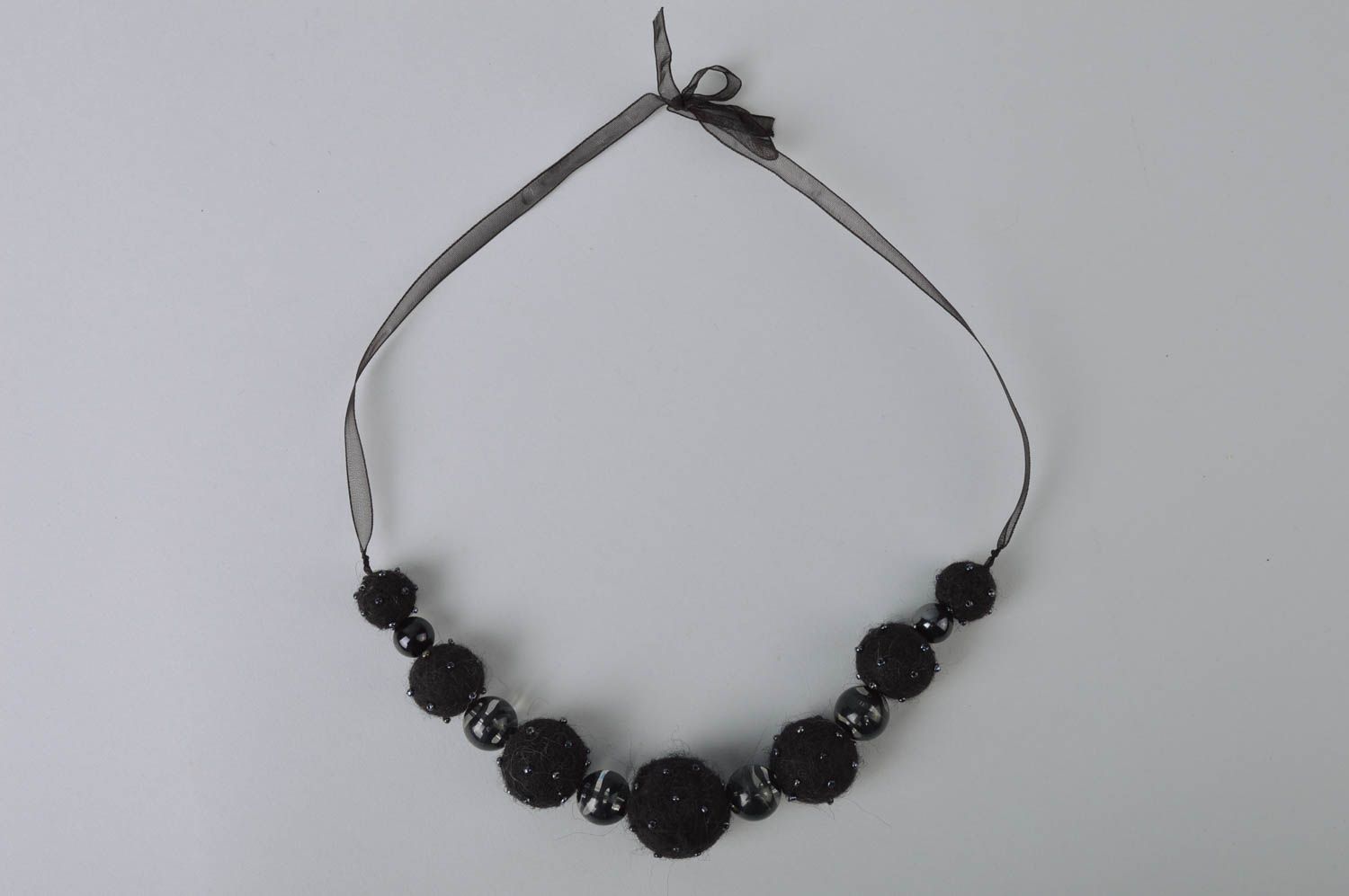 Schwarze Halskette aus Wolle in Walken Technik künstlerische Handarbeit foto 2
