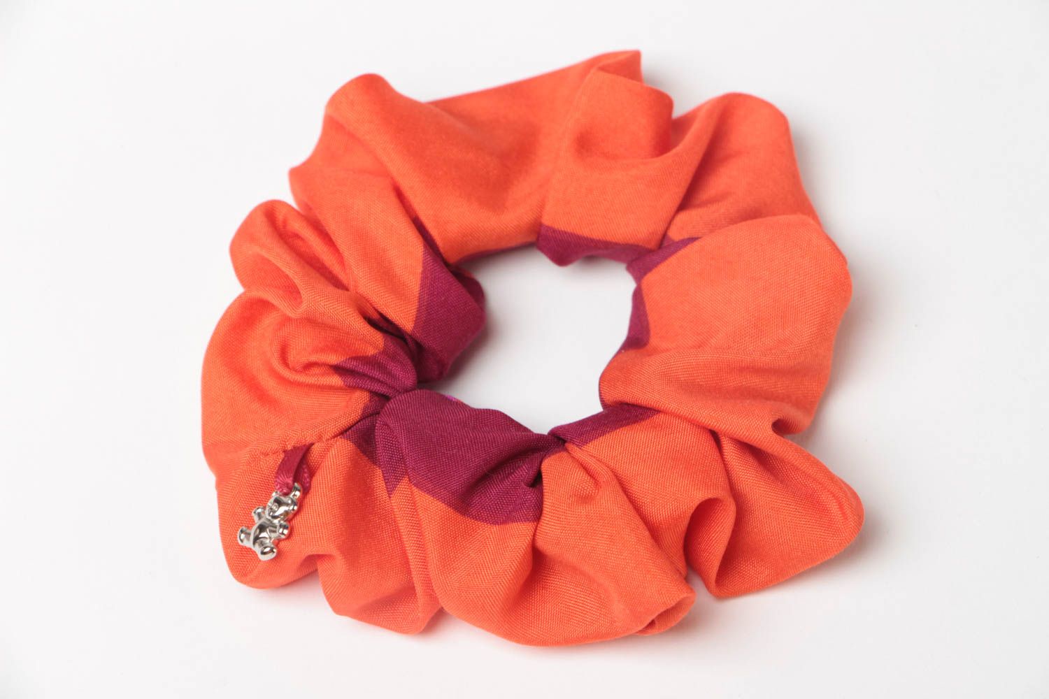 Chouchou pour cheveux orange en tissu fait main unicolore grand avec pendentif photo 2