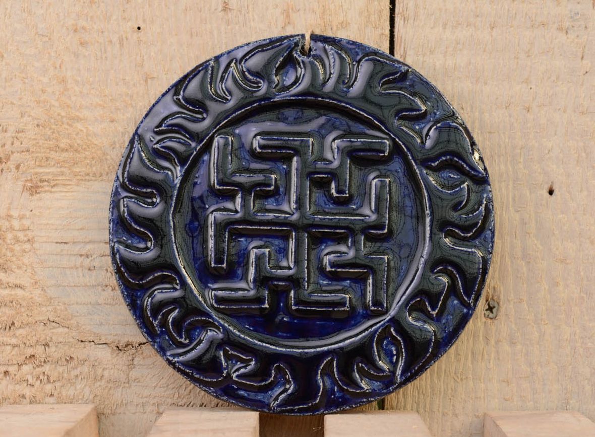 Prato -talismã redondo de argila feito à mão para decoração do interior em estilo étnico Dukhobor foto 1