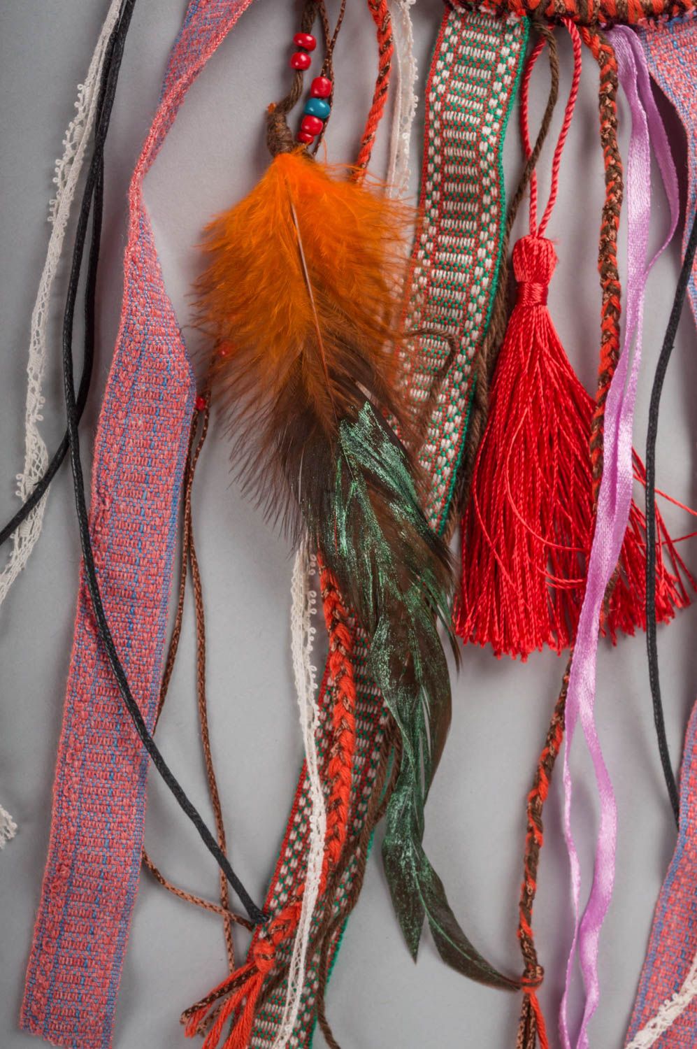Ловец снов интерьерная подвеска оберег с перьями и лентами ручной работы  фото 5