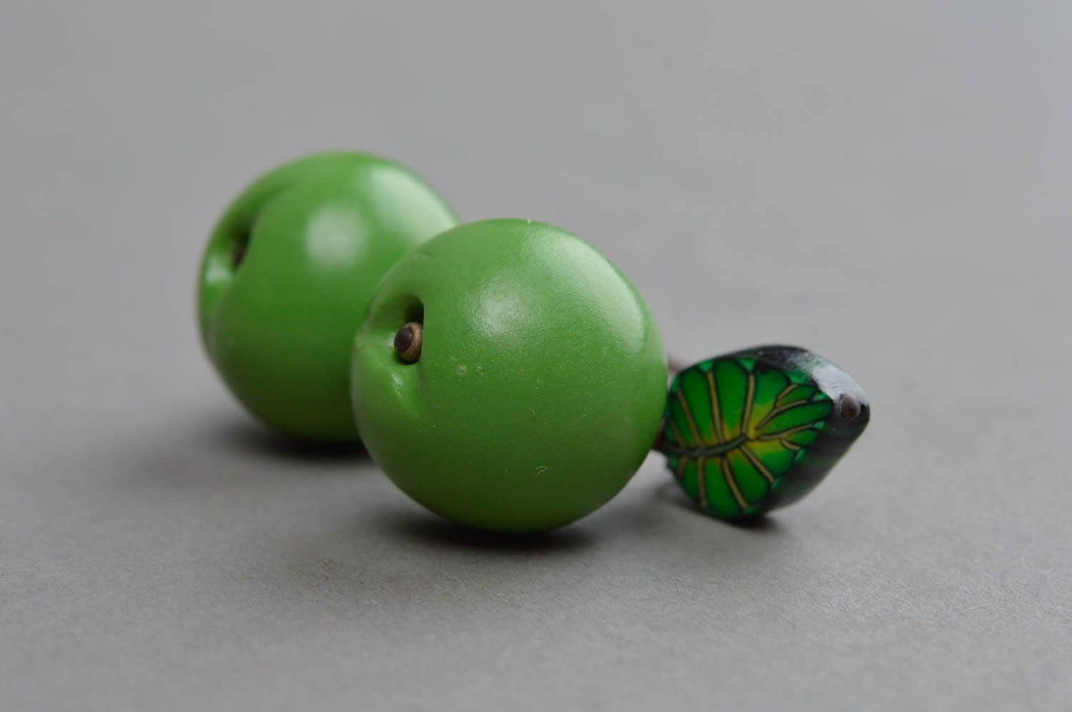 Grelle handgemachte Ohrringe mit Anhängern grüne Äpfel mit Blättern für Damen foto 3