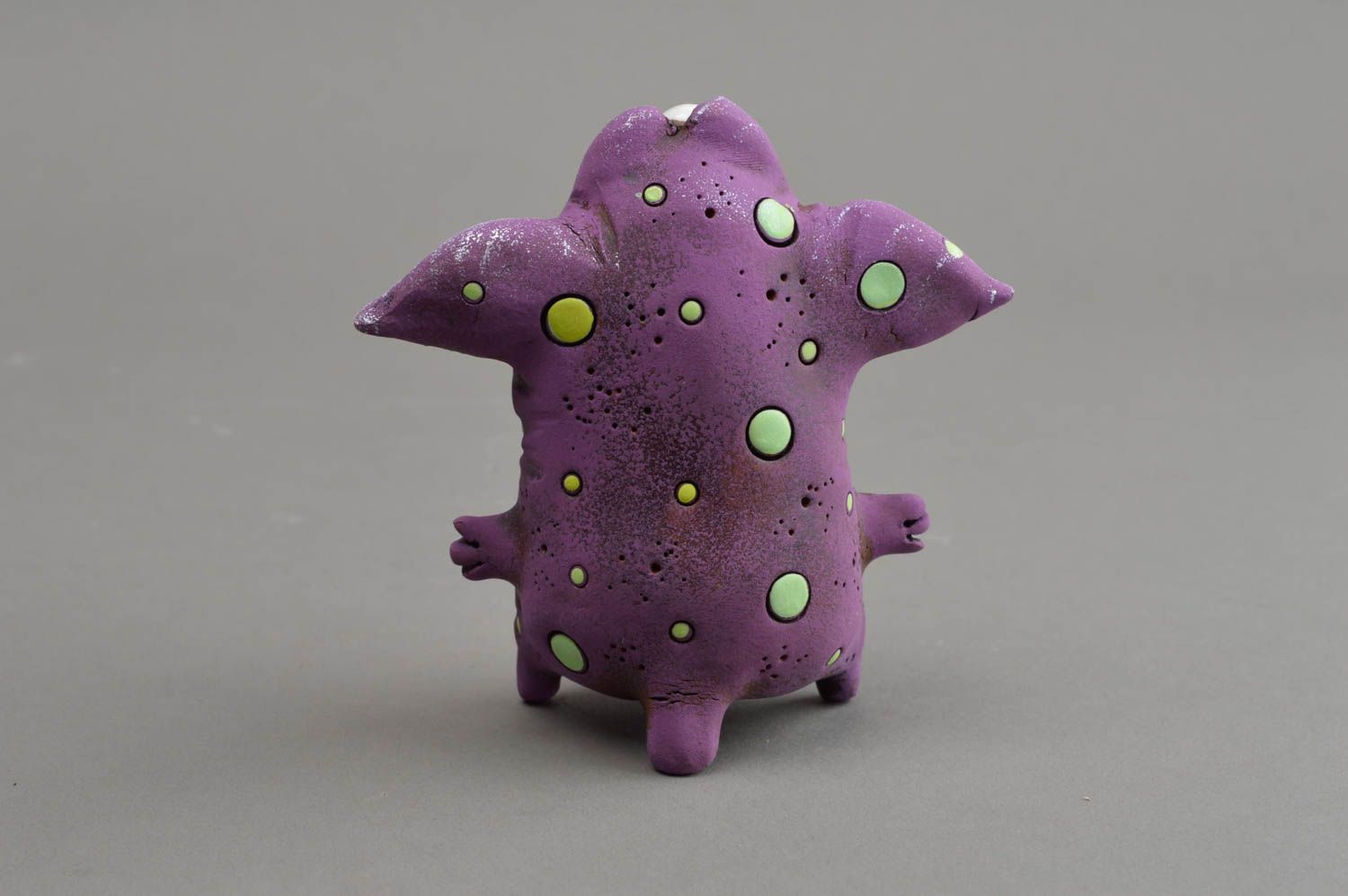 Фиолетовая статуэтка из глины красной ручной работы оригинальная в виде тролля фото 4