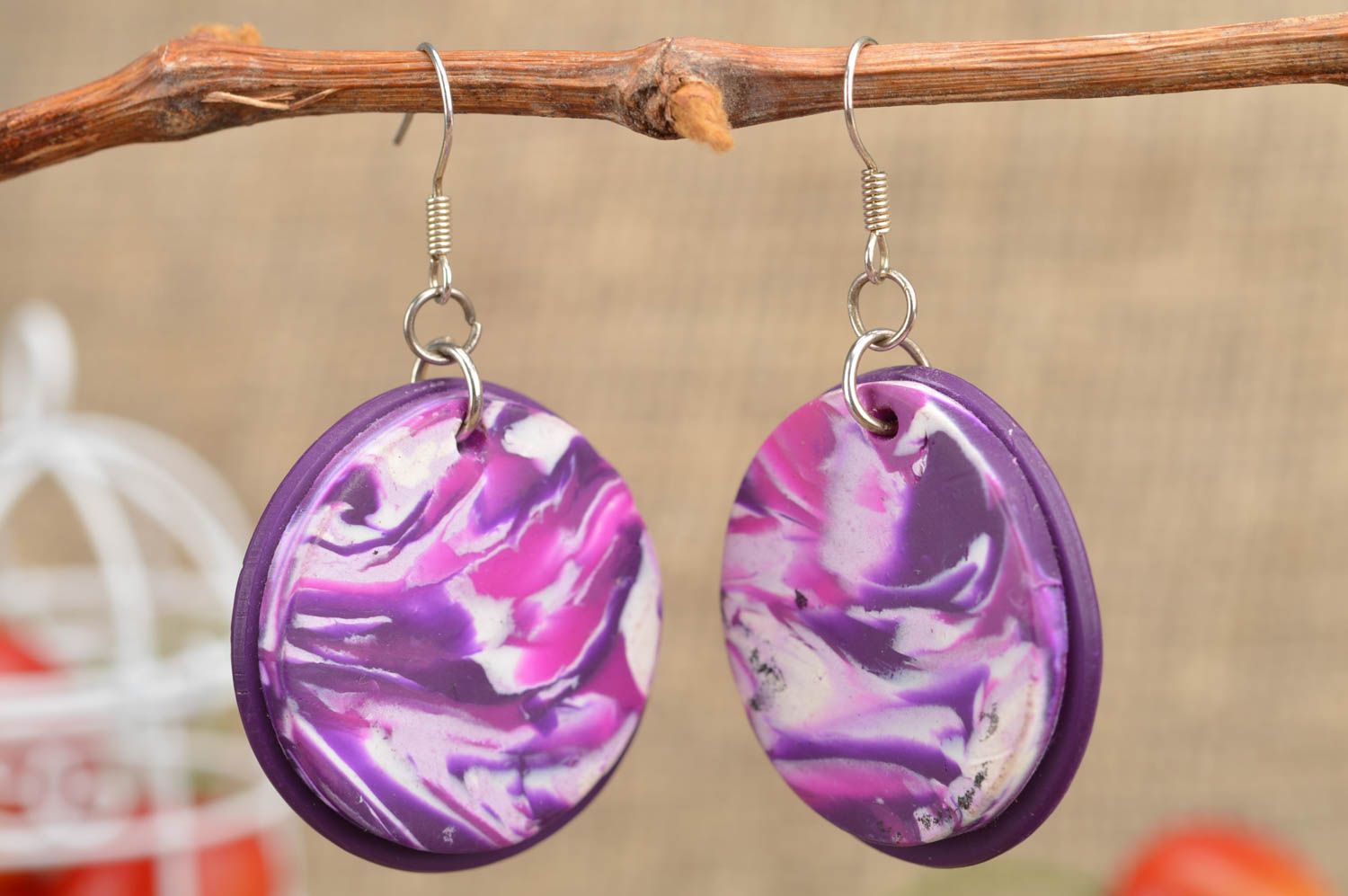 Belles boucles d'oreilles violettes pendantes faites main en pâte polymère photo 1