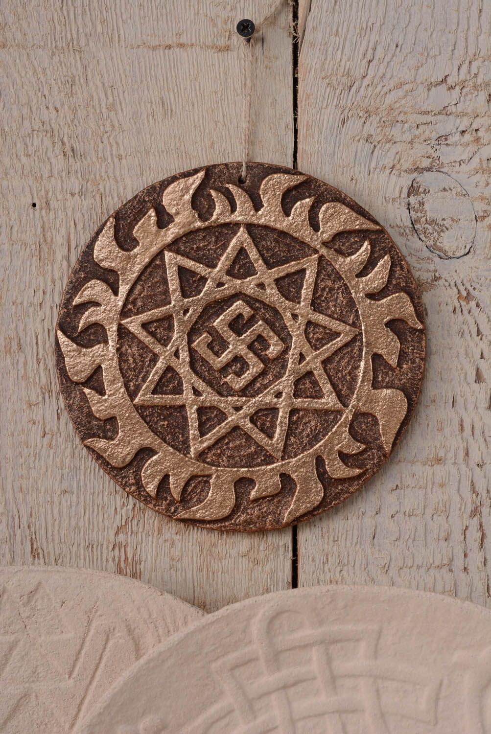 Prato de argila feito à mão pingente de parede para decoração do interior em estilo étnico Oberezhnik foto 3