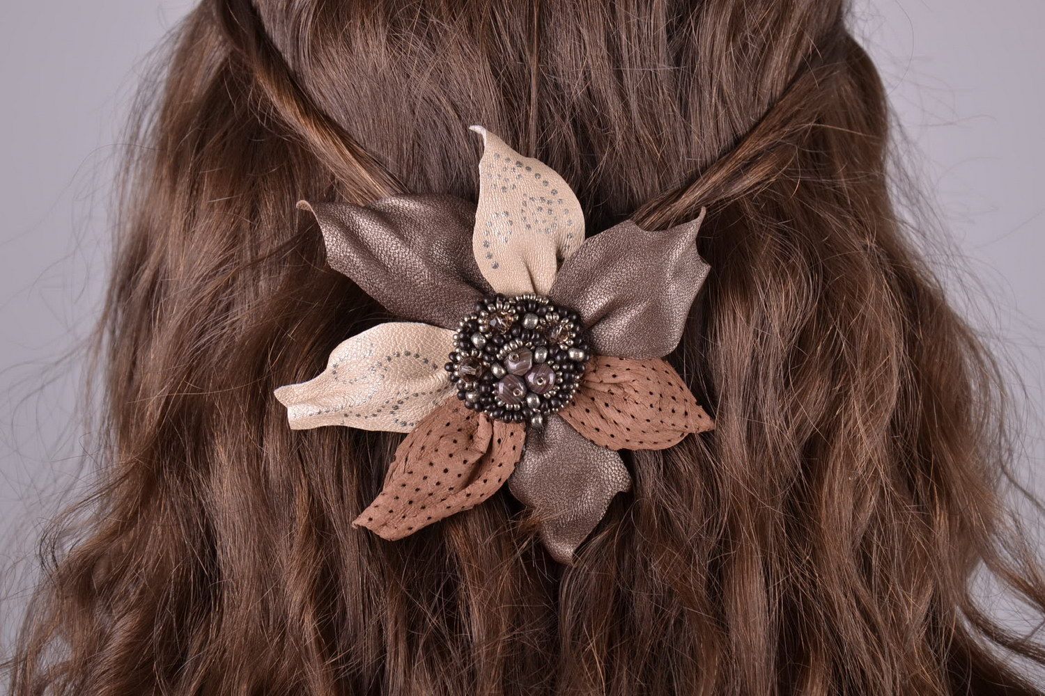 Braune Haarspange aus Leder Blume foto 1