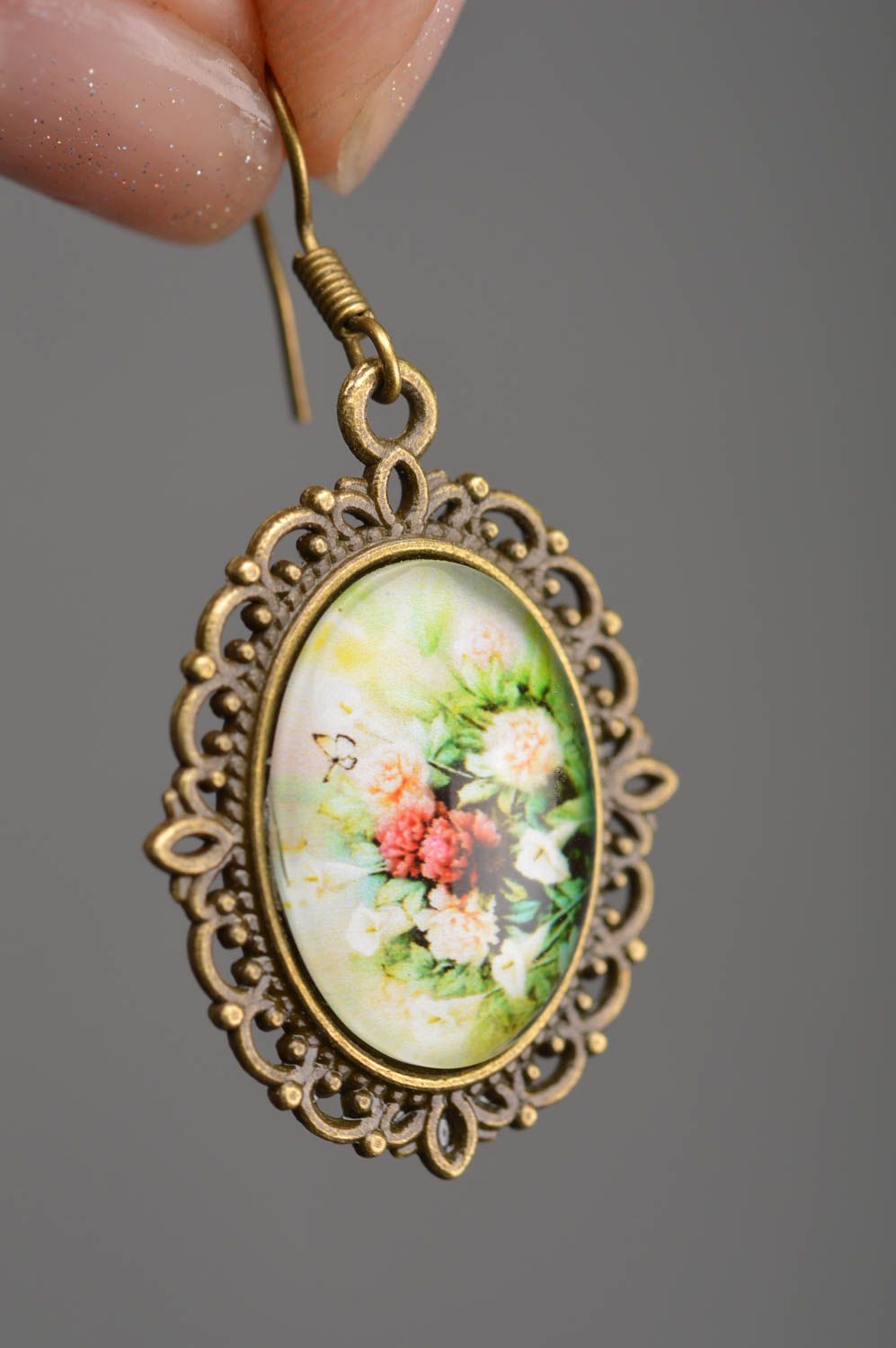 Pendientes metálicos con estampado floral artesanales originales de vintage foto 3