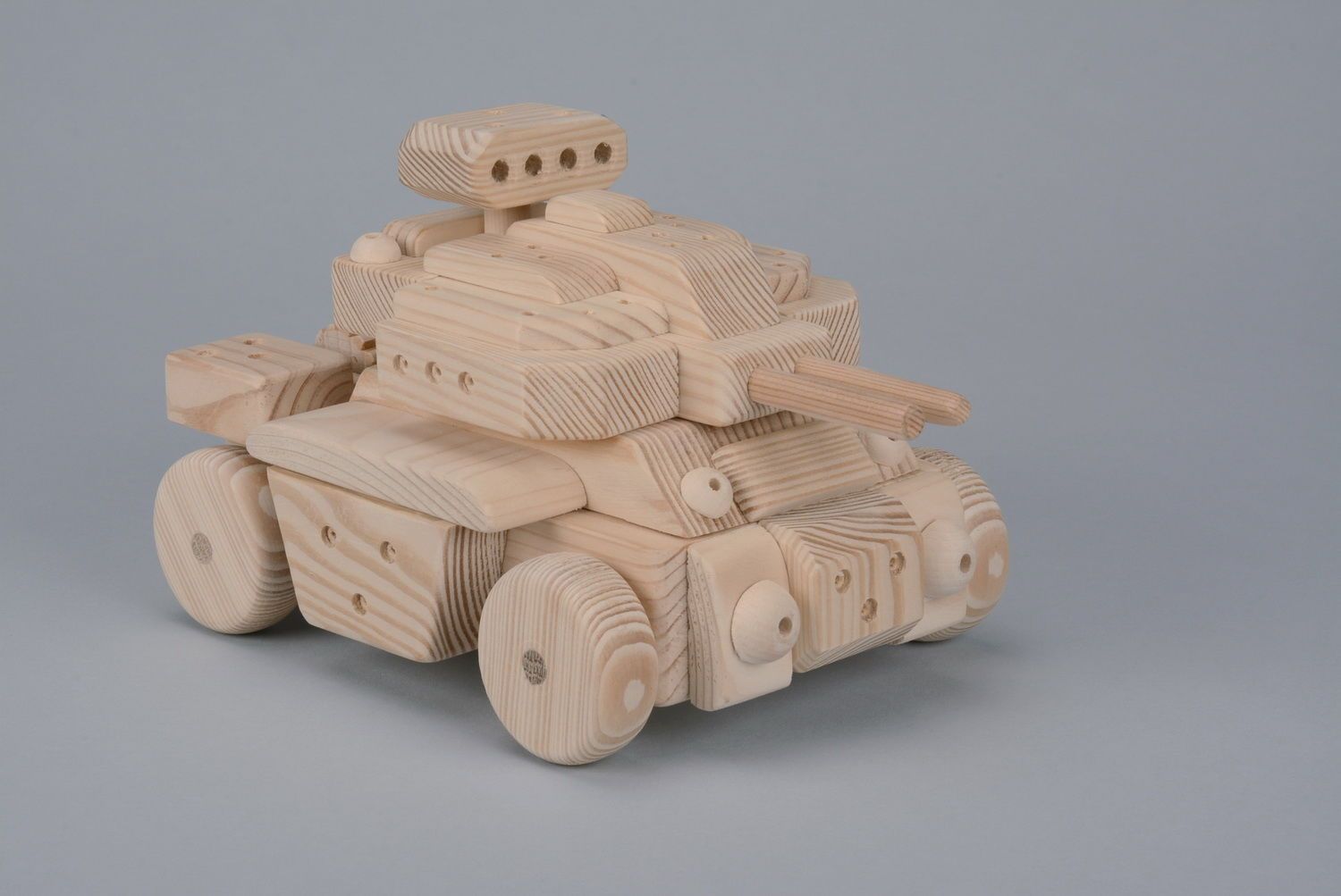 Spielzeug Panzer aus Holz foto 1