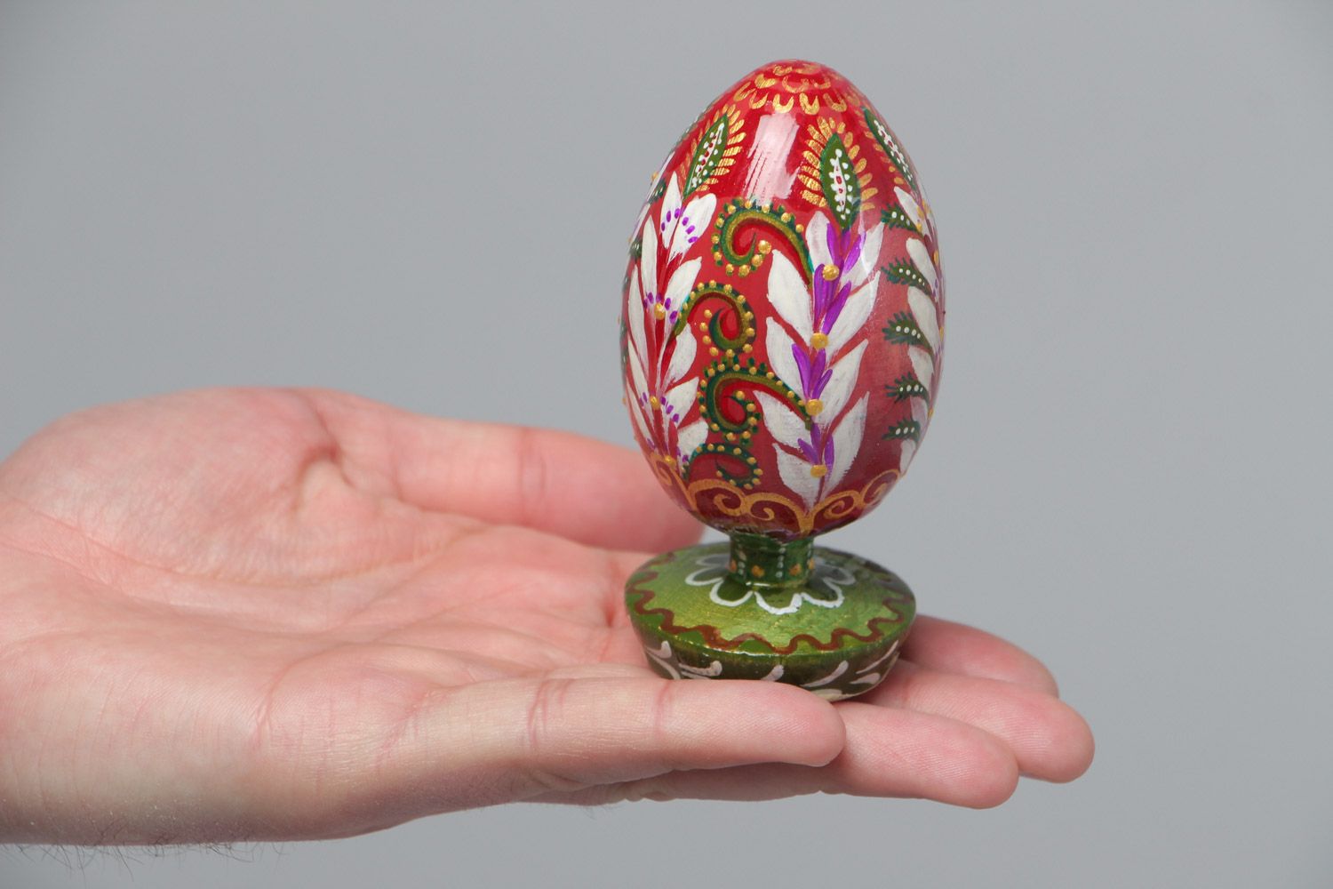 Huevo de Pascua de madera en soporte pintado vistoso artesanal foto 5